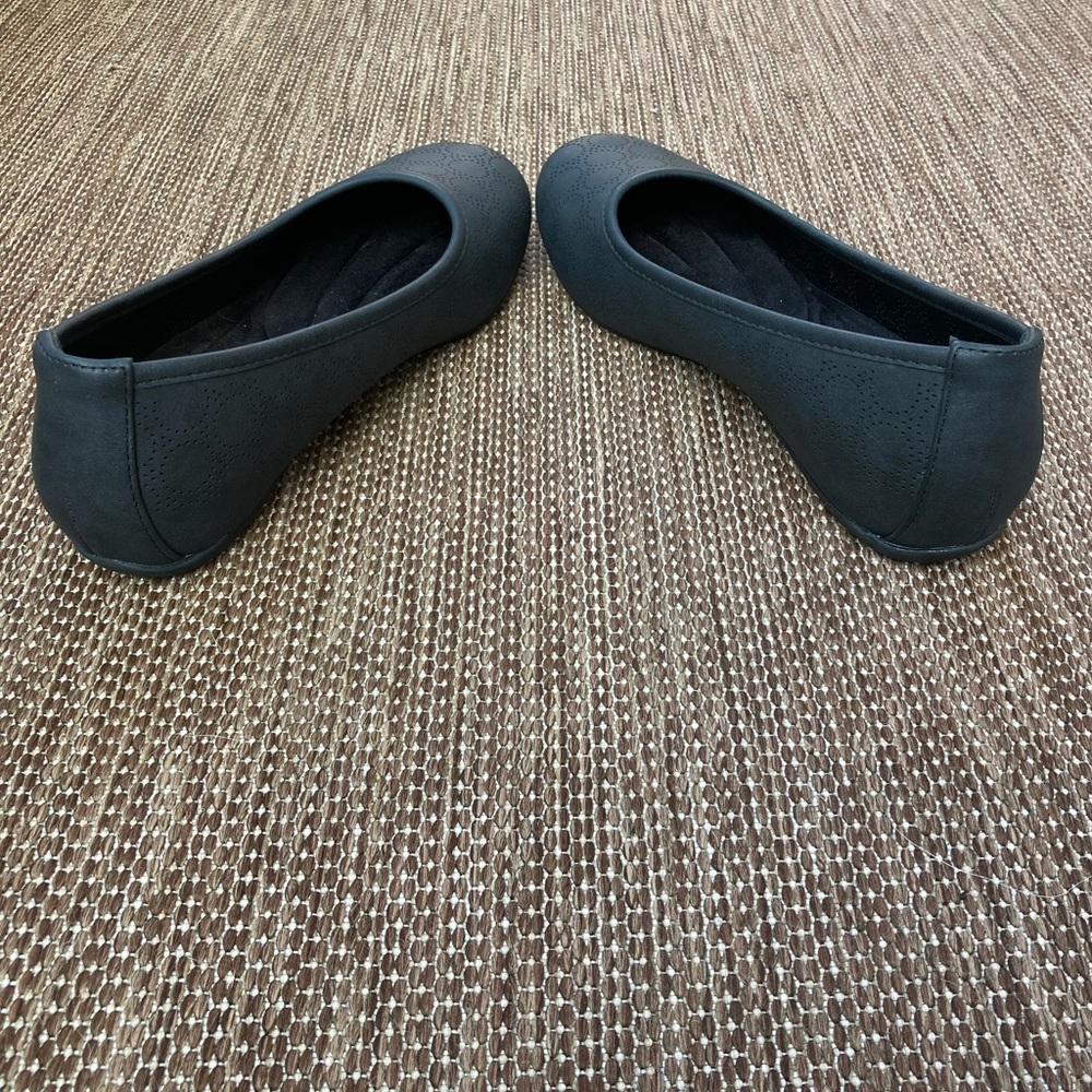 Easy Street Black Flats - Picture 6 of 8